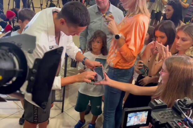 video copiii au facut coada la otopeni ca sa l vada pe david popovici inotatorul a semnat la revenirea in tara tricouri si telefoane 68904a170dbe9
