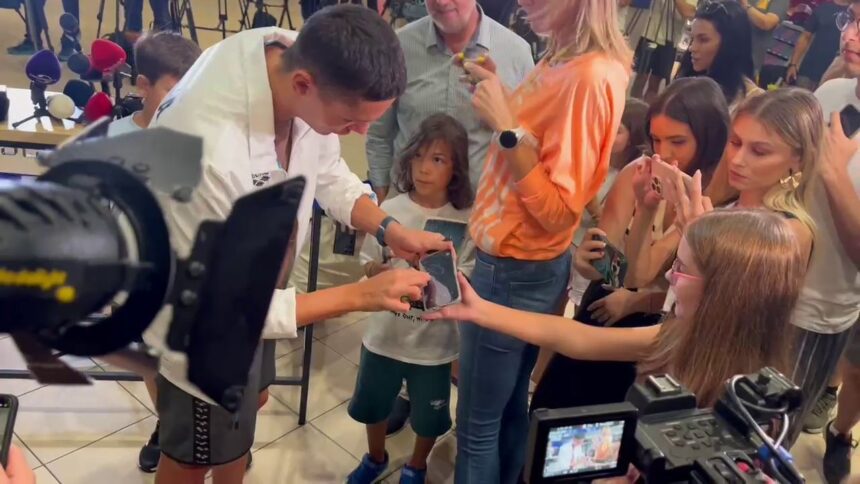 video copiii au facut coada la otopeni ca sa l vada pe david popovici inotatorul a semnat la revenirea in tara tricouri si telefoane 68904a170dbe9