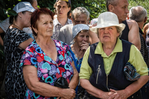 video cozi uriase la apa in donbas sase orase raman fara alimentare iar oamenii acuza autoritatile ruse ca ii forteaza sa cumpere 68afe130921fe
