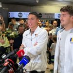 video david popovici a revenit in romania dupa mondialul din singapore a lamurit chiar la sosire problema retragerii 688fabc8c8df2