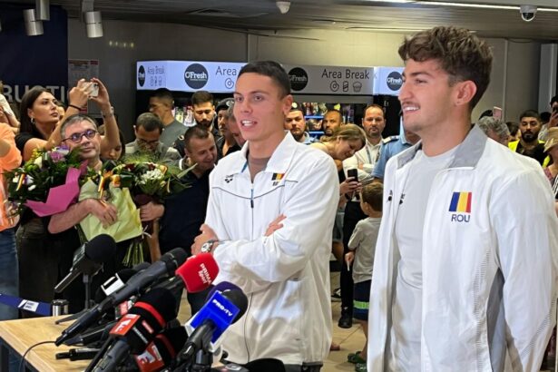 video david popovici a revenit in romania dupa mondialul din singapore a lamurit chiar la sosire problema retragerii 688fabc8c8df2
