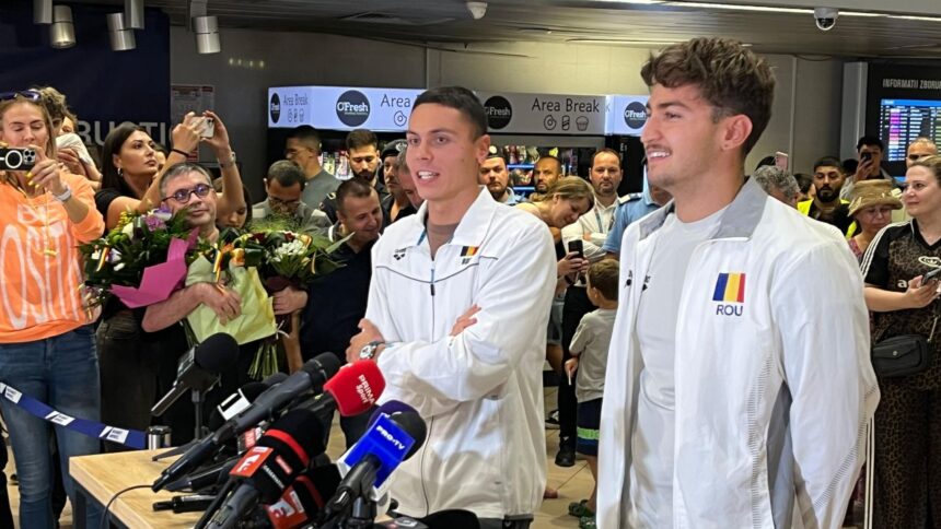 video david popovici a revenit in romania dupa mondialul din singapore a lamurit chiar la sosire problema retragerii 688fabc8c8df2