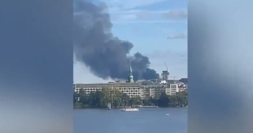 video incendiu urias in portul hamburg zeci de pompieri au fost mobilizati pentru a lupta cu flacarile 68aee41db78e3