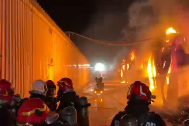 video incendiul de la dragonul rosu din capitala focul a afectat aproape 4 000 mp pompierii s au luptat ore intregi cu flacarile 68aebd3dacc49