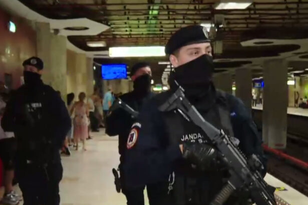 video jandarmii inarmati la metrou au dat nastere unor teorii ale conspiratiei ce spun oamenii care s au intalnit cu ei in statii 689cb86e93a00