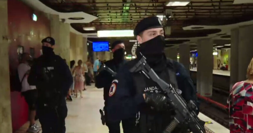 Jandarmii înarmați la metrou au generat teorii ale conspirației. Ce spun oamenii care s-au întâlnit cu ei în stații 1 video jandarmii inarmati la metrou au dat nastere unor teorii ale conspiratiei ce spun oamenii care s au intalnit cu ei in statii 689cb86e93a00