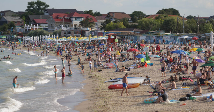 „Litoralul pentru toți” revine de la 1 septembrie. Tarifele de cazare vor scădea cu până la 60% față de vârful sezonului. 1 video litoralul pentru toti revine de la 1 septembrie tarifele de cazare vor scadea cu pana la 60 fata de varful sezonului 68ac58994a689