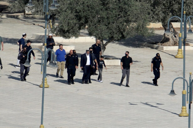 video ministrul israelian de extrema dreapta itamar ben gvir s a rugat in complexul moscheei al aqsa incalcand o regula veche de decenii 688f38e1ba464