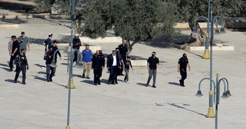 video ministrul israelian de extrema dreapta itamar ben gvir s a rugat in complexul moscheei al aqsa incalcand o regula veche de decenii 688f38e1ba464