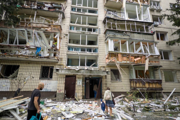 video miracol la kiev o tanara a fost aruncata de la etajul noua de suflul exploziei unei rachete rusesti si a supravietuit 688d09bfa9f22