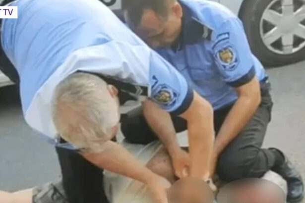 video momentul in care un barbat de 70 de ani e pus la pamant de politia locala din pascani i s a facut rau si a ajuns la spital 68a6fa000e946