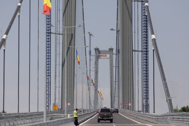 video noi probleme la golden gate de romania in asfaltul podului de la braila au aparut gauri prin care iese apa ce spune cnair 6890d36f179b6
