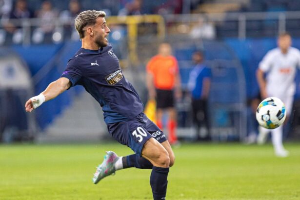 video nu e gluma vlad dragomir joaca acum atacant la pafos echipa calificata in play off ul champions league 689c785c503dd