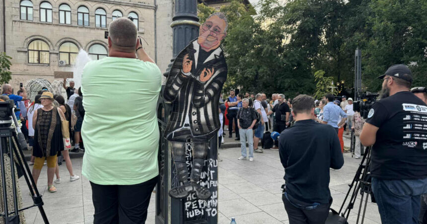 video protest in piata universitatii fata de declararea zilei de doliu national pentru iliescu jandarmeria spune ca manifestatia e ilegala 6894ddb613ca4