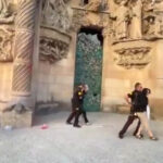 video sagrada familia stropita cu vopsea rosie de doua femei in semn de protest vrem dreptate climatica 68b46563d80d1