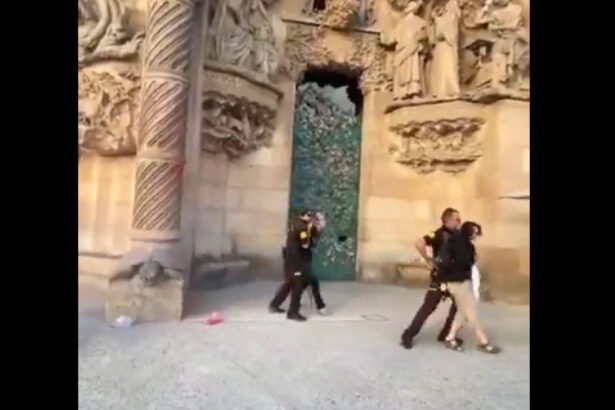 video sagrada familia stropita cu vopsea rosie de doua femei in semn de protest vrem dreptate climatica 68b46563d80d1