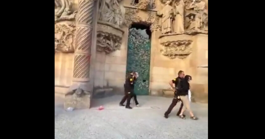 video sagrada familia stropita cu vopsea rosie de doua femei in semn de protest vrem dreptate climatica 68b46563d80d1