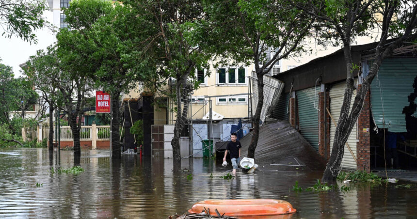 Taifun devastator în Vietnam: 7 morți și 34 de răniți, cu mii de clădiri distruse, inclusiv zeci de școli și opt spitale. 1 video taifun devastator in vietnam 7 morti si 34 de raniti uraganul a distrus mii de cladiri printre care zeci de scoli si opt spitale 68aec77ae1e6b