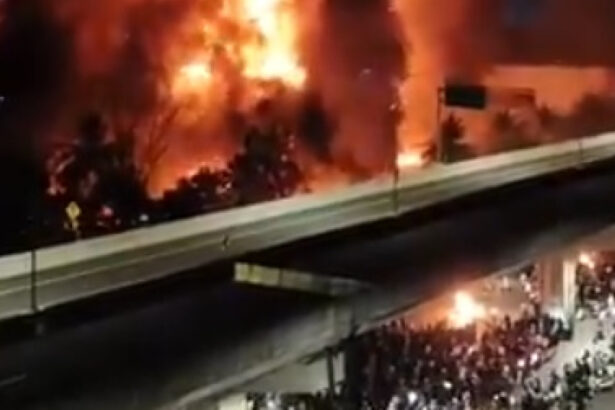 video trei persoane au murit intr un incendiu in timpul unei manifestatii in orasul makassar din indonezia 68b2921547b6d