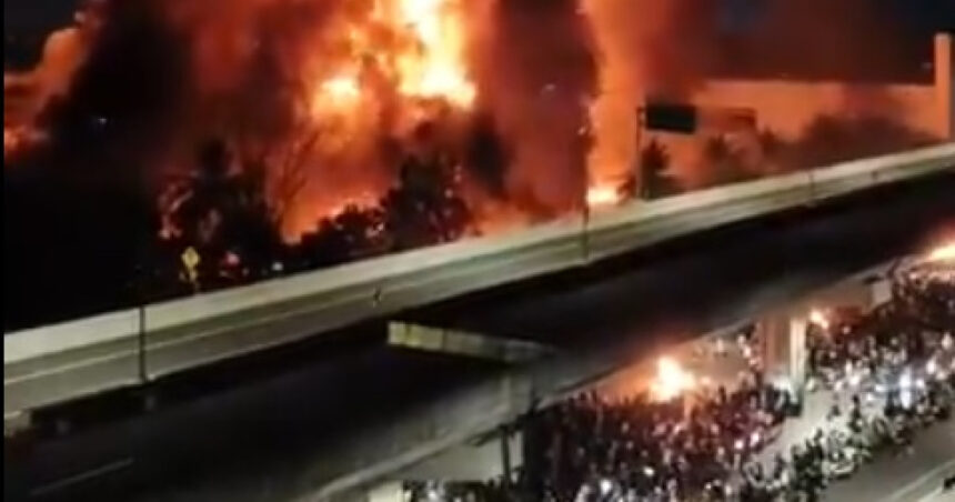 video trei persoane au murit intr un incendiu in timpul unei manifestatii in orasul makassar din indonezia 68b2921547b6d