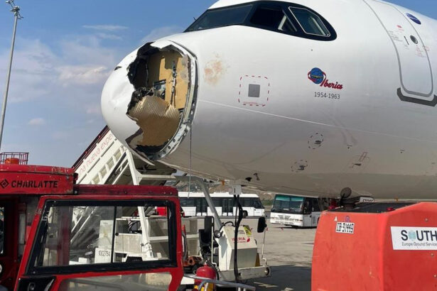 video un avion iberia spre paris s a intors de urgenta la madrid dupa ce a lovit un vultur in zbor 6891e65ba289c
