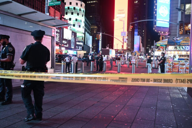 video un baiat de 17 ani a deschis focul in time square din new york trei persoane au fost ranite 68972fa2e4b4c