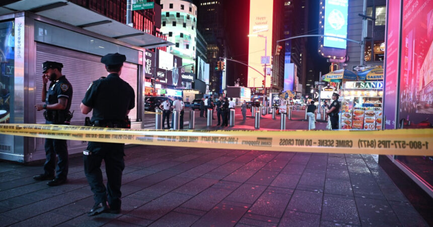 video un baiat de 17 ani a deschis focul in time square din new york trei persoane au fost ranite 68972fa2e4b4c