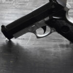 video un tanar a tras cu pistolul in directia unei terase din centrul vechi din capitala cine este barbatul retinut pentru 24 de ore 68a6161950498