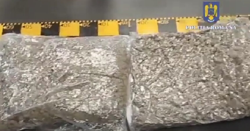 video un tanar din arad a fost prins in flagrant in timp ce ridica 13 kilograme de droguri sosite prin curier din spania 689361951e583