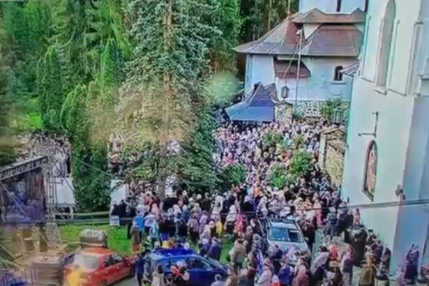 video zeci de pelerini au avut nevoie de ingrijiri medicale ei au participat la slujba de canonizare a sfintilor paisie si cleopa 6894b2d0e900f