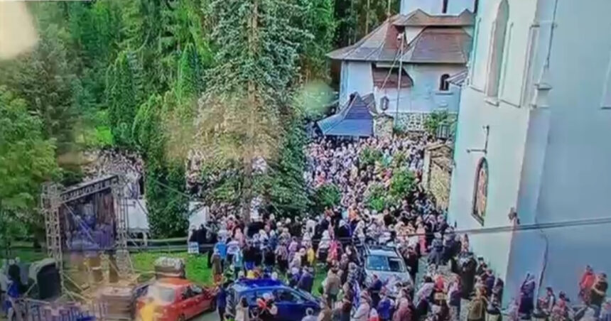 video zeci de pelerini au avut nevoie de ingrijiri medicale ei au participat la slujba de canonizare a sfintilor paisie si cleopa 6894b2d0e900f