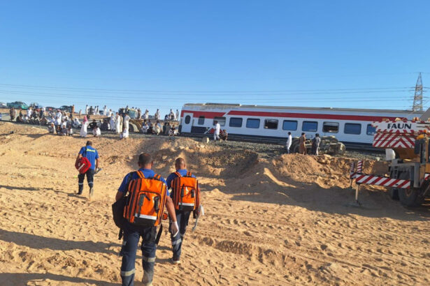 videofoto cel putin trei morti si peste 100 de raniti dupa deraierea unui tren in egipt 68b3f85d207cc