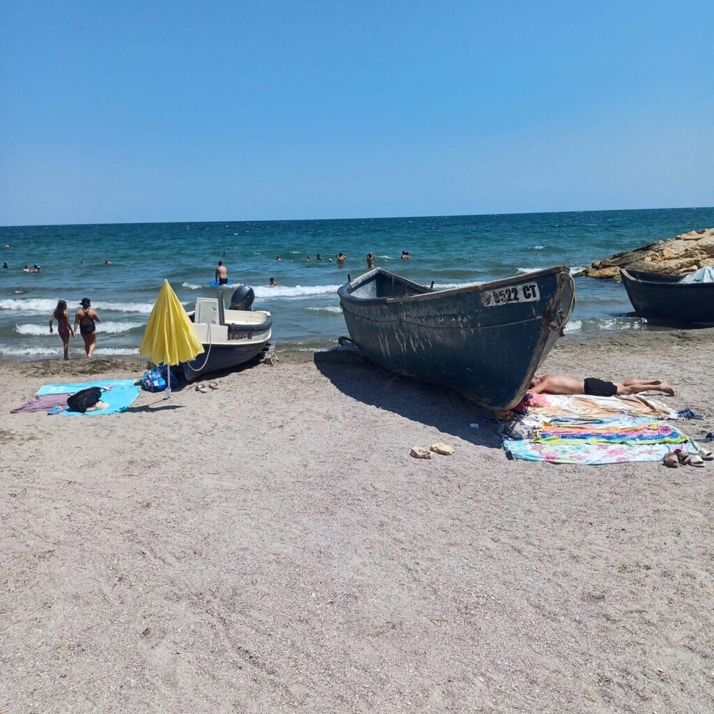 Agigea – plajă transformată în șantier, cu utilaje printre turiști. Constructorul ignoră legea, iar autoritățile pasează responsabilitatea 2 12.17.51 c2c5146f