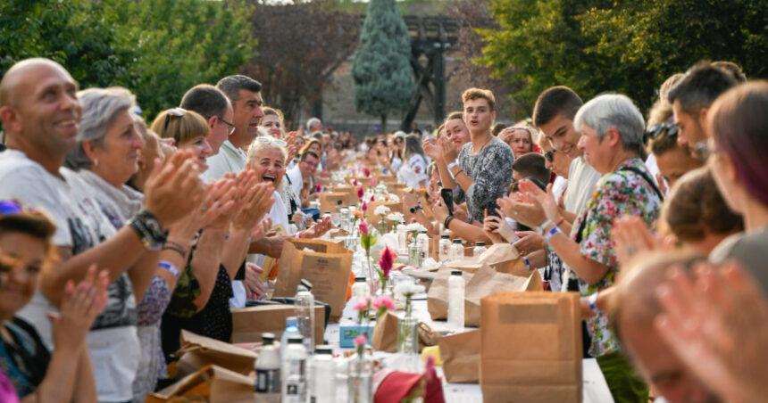 Alba Iulia stabilește un nou record mondial pentru cea mai lungă masă din materiale reciclabile, cu peste 10.000 de participanți. 1 alba iulia intra in cartea recordurilor cu cea mai lunga masa din materiale reciclabile din lume peste 10 000 de participanti 68c688e02b388
