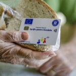 au intrat banii romanii care au carduri sociale pentru alimente au primit prima transa din ajutorul pentru acest an 68dbf8c34f71a