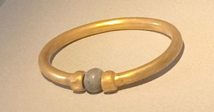 bratara de aur veche de 3 000 de ani furata de la muzeul din cairo o angajata si alti trei suspecti arestati artefactul a fost topit 68cc57f502928