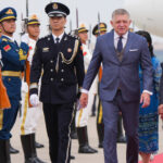 ce i a transmis lui xi jinping singurul lider din ue care a participat la parada uriasa de la beijing 68b9537b8d341