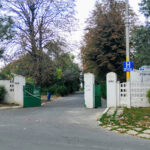 constanta un tanar care arunca de la geam cu obiecte contondente luat de acasa de autoritati m au luat cu japca mi au pus catusele sunt doua palazu si se fac chestii 68b75a2d30433