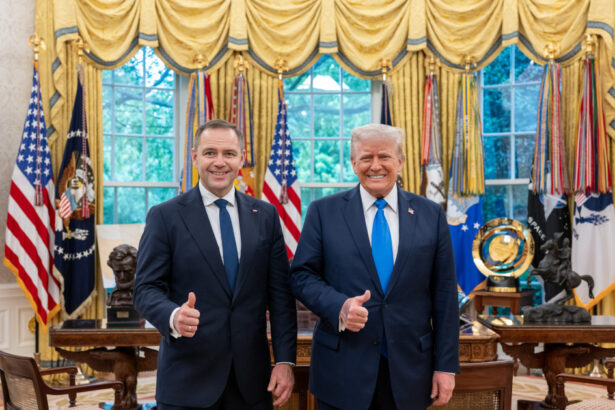 donald trump i a trimis o scrisoare misterioasa lui karol nawrocki 68ca99b6d47a7