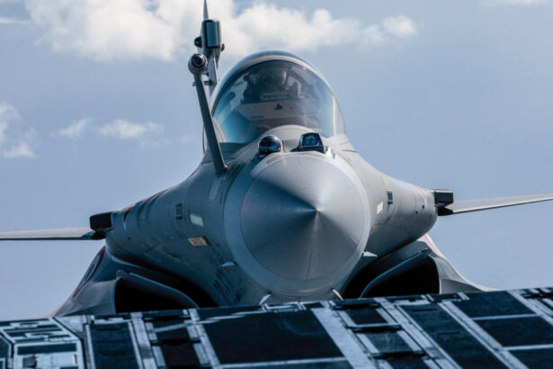 emmanuel macron anunta ca franta trimite trei avioane de lupta rafale in polonia pentru a proteja spatiul aerian polonez 68c31a5930dfe