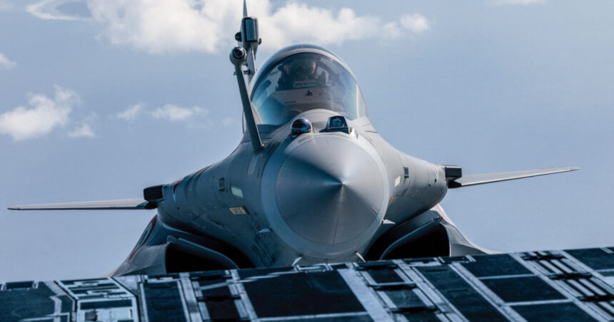 emmanuel macron anunta ca franta trimite trei avioane de lupta rafale in polonia pentru a proteja spatiul aerian polonez 68c31a5930dfe