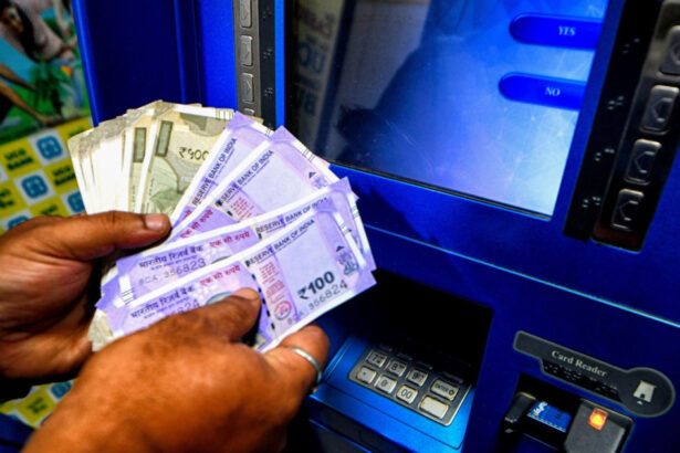 esti sub arest digital o femeie a pierdut peste o jumatate de milion de dolari intr o schema facilitata de un director de banca 68bfb22aceab5