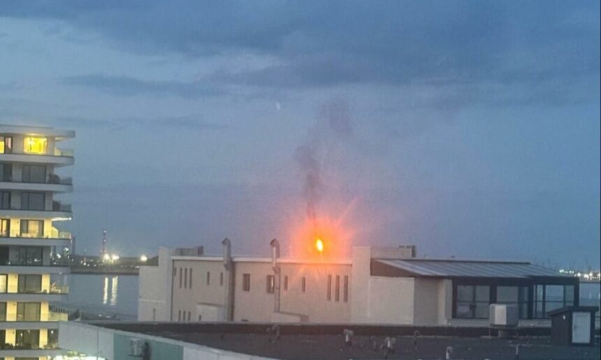flacara uriasa si fum gros in zona navodari corbu ce transmit reprezentantii garzii de mediu constanta 68d01fe94b6bc