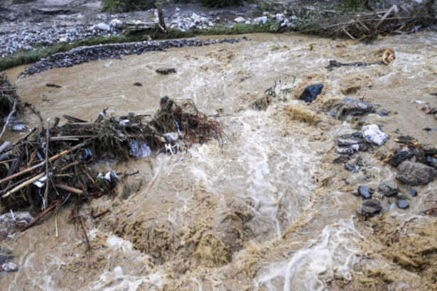 foto cod galben de inundatii pe rauri din 11 judete in tara zonele vizate 68bff18f768f7
