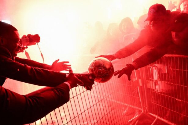 foto imaginea serii la paris dembele a luat balonul de aur si l a dus direct in mijlocul ultrasilor 68d23fa211baa