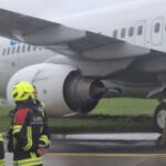 foto incident aviatic in polonia un avion a ratat aterizarea si a iesit de pe pista 68c7163f94eb5