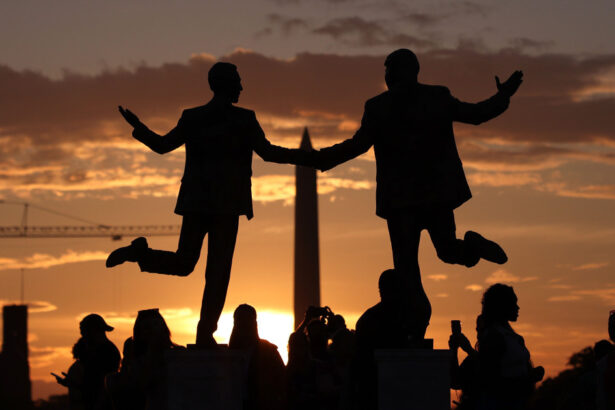 foto o noua statuie aparuta in washington dc celebreaza legatura de lunga durata dintre donald trump si jeffrey epstein 68d38a7d1c3ca