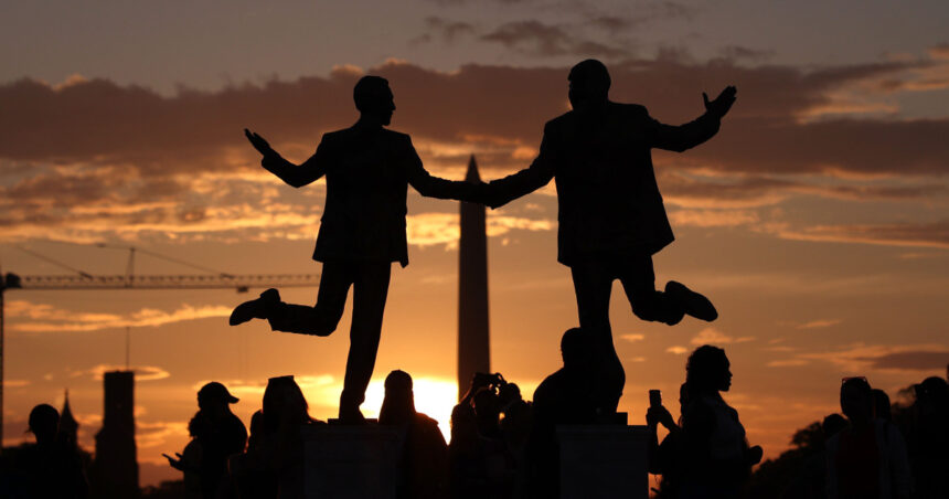 foto o noua statuie aparuta in washington dc celebreaza legatura de lunga durata dintre donald trump si jeffrey epstein 68d38a7d1c3ca