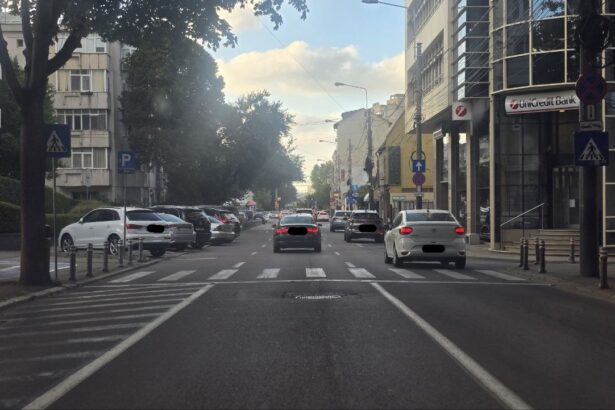 foto strada mircea cel batran un test de rezistenta pentru soferi asfalt denivelat si capace de canalizare sub nivelul carosabilului ce este de facut 68d21eed73a95