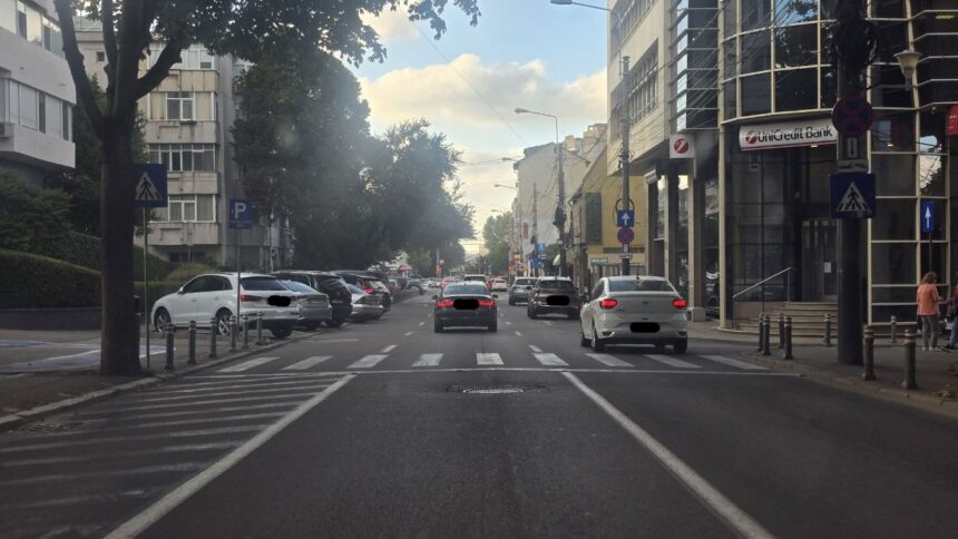 foto strada mircea cel batran un test de rezistenta pentru soferi asfalt denivelat si capace de canalizare sub nivelul carosabilului ce este de facut 68d21eed73a95